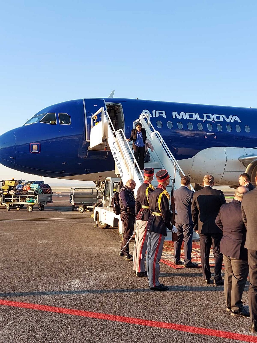 Кишинев тбилиси. АИР Молдова. Самолеты в аэропорту Кишинева. Президентский самолет. Рейс в Тбилиси первый.
